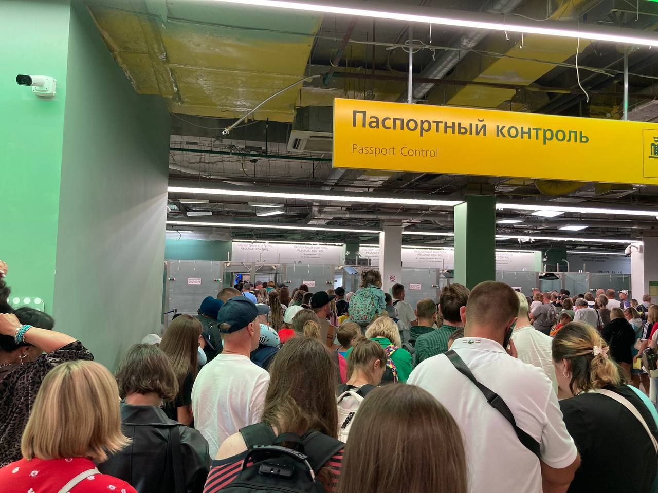 Подписчик жалуется, что в аэропорту Кольцово ужасно большие очереди на паспортном контроле. "Прилетело два рейса из Турции и Египта и паспортный контроль уже не справляется, очередь вообще не движется, до вечера тут стоять похоже придется".