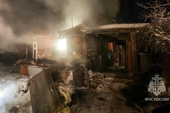 Пожарные спасли дом от огня Ранним утром 31 января в пожарную службу поступил звонок из села Пригородный под Якутском Сообщалось что на улице Геодезистов горит хозяйственная постройка Уже через несколько минут к месту вызова прибыли расчеты республиканской пожарной охраны В результате происшествия к счастью никто не пострадал Однако огнем полностью уничтожены хозяйственная постройка и веранда общая площадь которых составила 32 квадратных метра Пожарным удалось спасти от огня частный жилой дом Предварительной причиной возгорания называют короткое замыкание в электропроводке Сейчас устанавливается точный ущерб виновные лица и все обстоятельства случившегося Фото ГУ МЧС России по Якутии