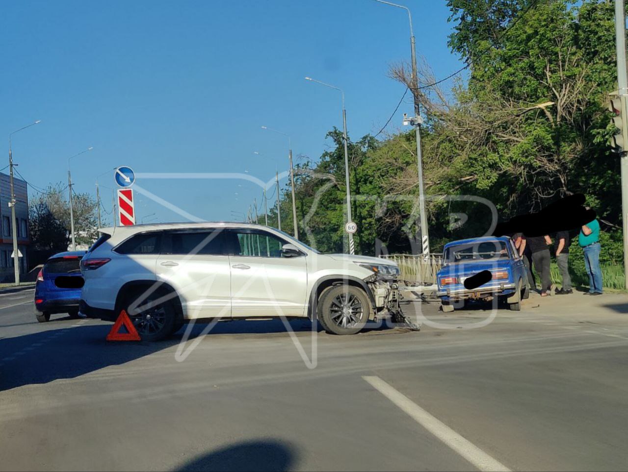 На Беляевском шоссе за сегодняшний день произошла вторая авария. В этот раз около Весеннего столкнулись «Тойота» и ВАЗ. Очевидцы рассказали, что от удара отечественную машину отбросило в ограждение. Обошлось без пострадавших, но оба авто сильно помяло. ГАИ пока нет месте.
