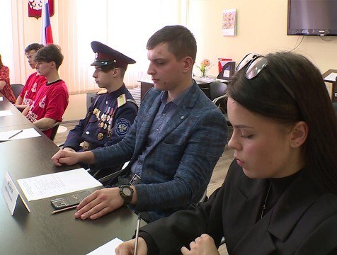 Круглый стол, посвященный избирательному процессу, прошел в Калуге В рамках избирательной кампании региональная общественная палата провела круглый стол, посвященный вовлечению молодежи в избирательные процессы и организации независимого наблюдения за выборами. Участникам рассказали о роли работы в избирательном процессе, о "золотом стандарте" общественного наблюдателя и предложили решить типовые ситуации, с которыми можно столкнуться в ходе голосования.