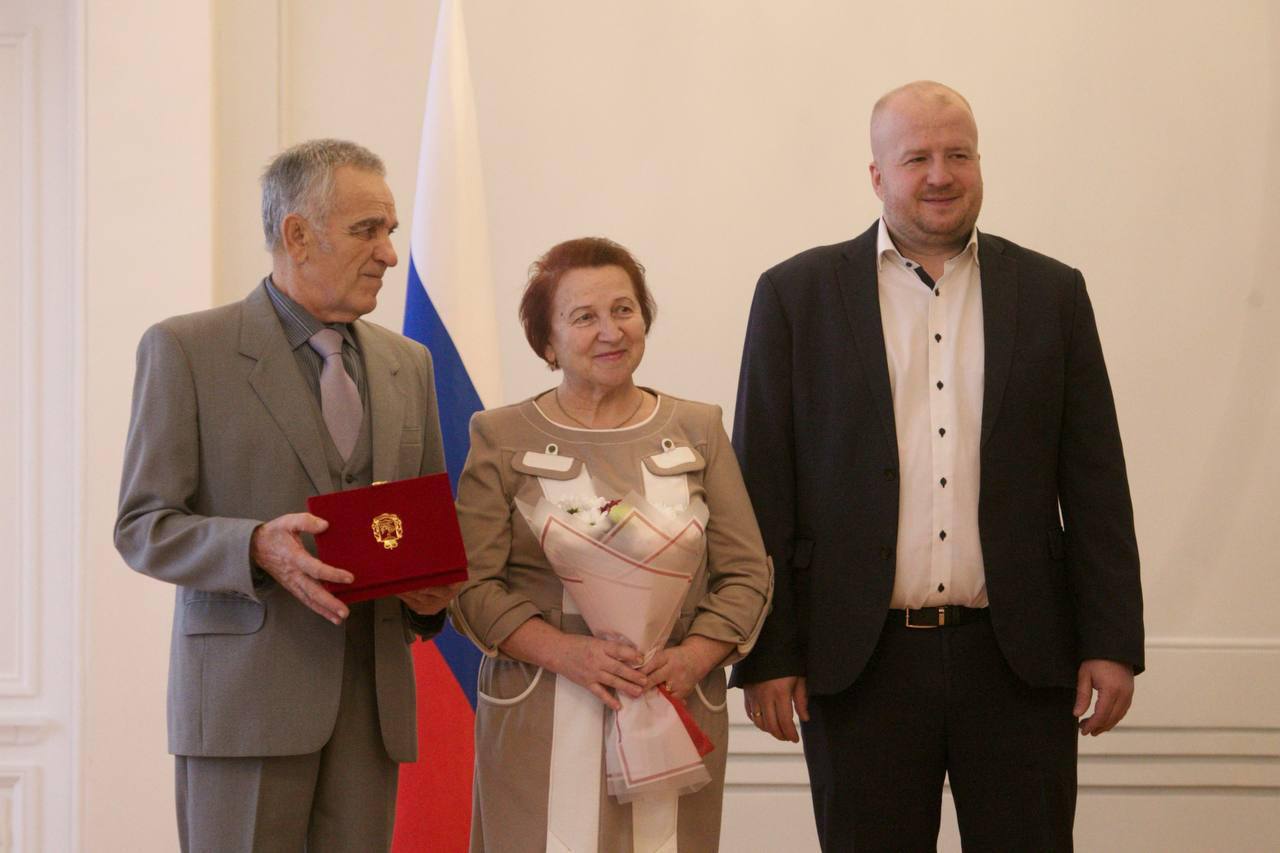 ‍ ‍  Псковским семьям, которые отметили в этом году золотую свадьбу, вручили медали «50 лет совместной жизни»  На торжественной церемонии присутствовали 25 семей, ещё трём семьям медали будут вручены дома.    «Прожить 50 лет вместе, конечно, очень большой срок, за который вы прошли через все невзгоды, через какие-то проблемы, через какие-то трудности, но вы преодолели их сообща, вместе. И вы действительно большой пример для подрастающего поколения, большой пример для нашей молодежи, то, что можно хранить любовь и верность в таком большом промежутке времени. Я хотел бы с удовольствием вас с этим поздравить», – сказал глава города Борис Елкин и вручил медали юбилярам.