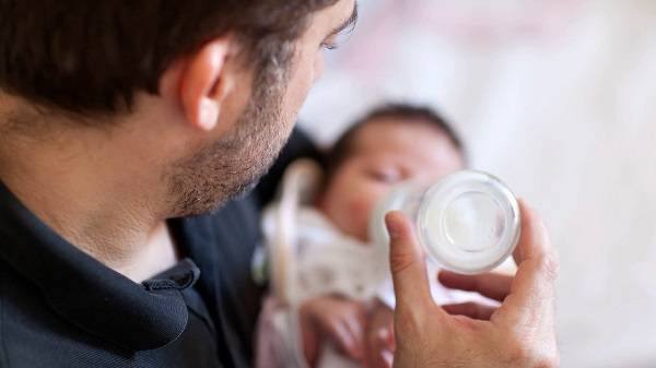Папы в деле Мужчины в Приморье стали чаще уходить в декрет чтобы ухаживать за маленькими детьми По данным статистики в оплачиваемый отпуск по уходу за ребёнком ушла почти тысяча приморцев получать выплату они будут ежемесячно до тех пор пока ребёнку не исполнится полтора года В региональном Соцфонде отметили что право на пособие сохранится даже если мужчина досрочно выйдет на работу или будет трудиться у другого работодателя Фото ro today dvved