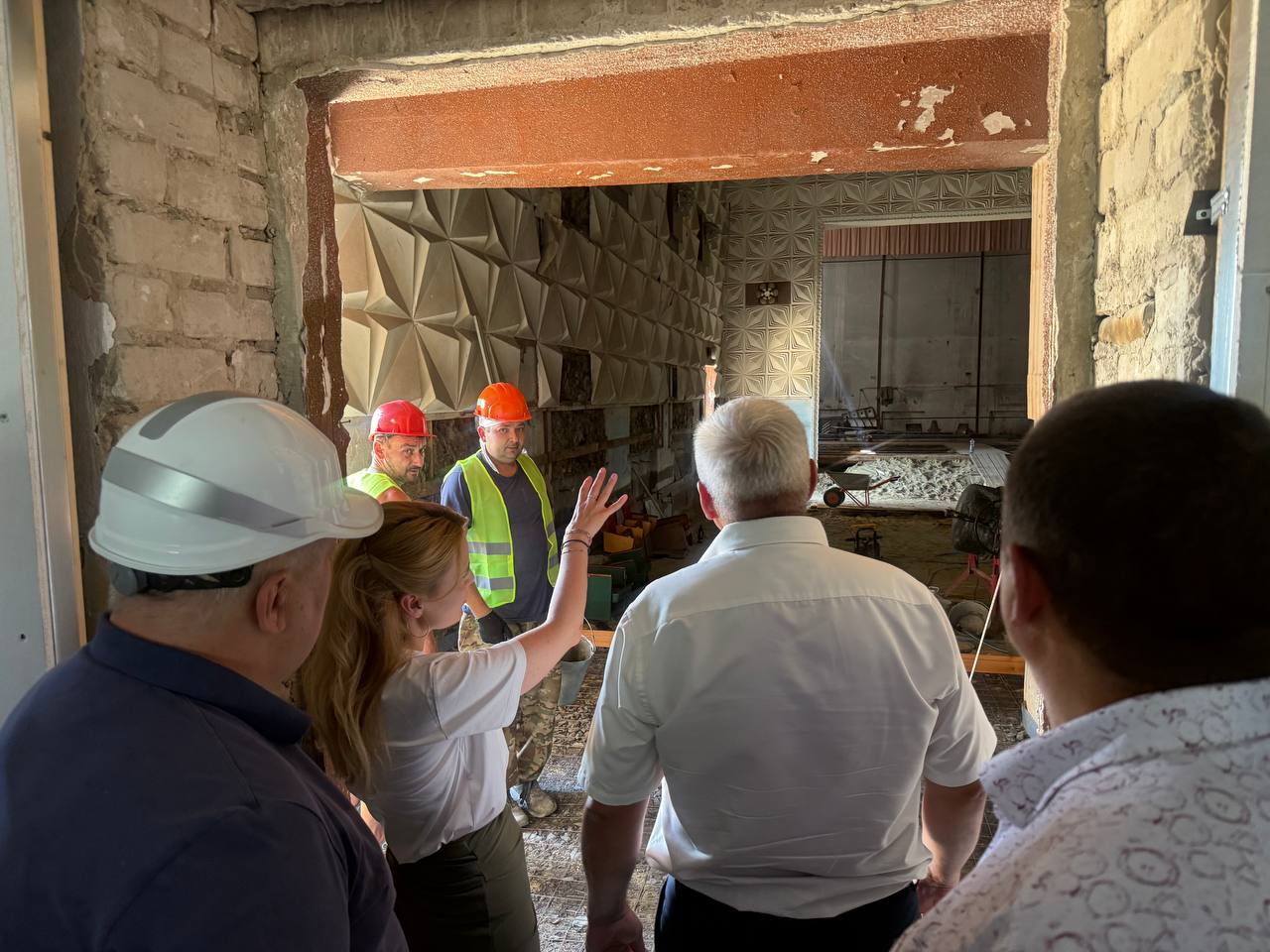 В Беловодском районе после приема граждан осмотрела несколько социальных объектов. Они восстанавливаются по программе «Комплексное развитие территорий». В селе Городище капитально ремонтируется Дом культуры, строится современная спортивная площадка возле школы, а также ведётся реконструкция участка дороги Кантемировка–Луганск. Городичинский дом культуры — важный объект для всех местных жителей. На стенах здания внутри изображены жители в народных костюмах: сцены жатвы, хлебосольные встречи, занятия музыкой и живописью...Очень красиво! Конечно, хочется сохранить эти изображения. В 2022 году село попало под обстрел, ДК сильно пострадал: были выбиты окна, повреждены двери и частично крыша. Сейчас дом культуры переживает первый с момента постройки в 1970-х капитальный ремонт. Рабочие занимаются внутренней отделкой, монтажом гипсокартона и заливкой стяжки в концертном зале. После обновления кровли здесь появятся танцевальная зона, полностью заменят коммуникации, помещения станут современными и комфортными. Параллельно строят спортивную площадку для футбола и баскетбола. В рамках федеральной программы комплексного развития сельских территорий в ЛНР уже модернизировали более 20 объектов в 17 муниципалитетах. Проект рассчитан до 2030 года и охватывает не только досуг, но и инфраструктуру, агропромышленное производство. Эта программа — одна из самых востребованных в стране, задача возрождать жизнь на селе есть повсеместно. Важно, чтобы люди видели своё будущее и в небольших населённых пунктах тоже, и не торопились уезжать в крупные города. ЛНР в лидерах внедрения программы с 2023 года. В первые два года мы создали более 20 детских и спортивных площадок и других общественных пространств. Сейчас полностью задействовано финансирование — более 540 миллионов рублей, в программе участвуют два муниципалитета: Станица Луганская и Беловодский район.