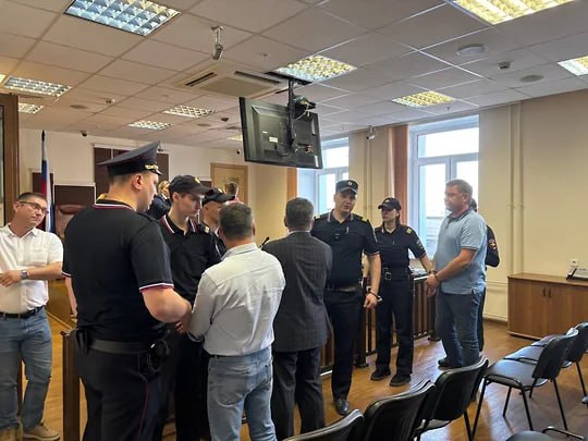 Суд отправил в колонию бывшего депутата законодательного собрания Пермский краевой суд изменил приговор в отношении бывшего депутата заксобрания Виктора Плюснина, его сына Егора и предпринимателя Юрия Рогожникова. Ранее они были осуждены за особо крупное мошенничество и отмывание денег при строительстве дома для сирот в Добрянке. Все трое получили условные сроки, но настаивали на оправдании. Апелляция, формально смягчив приговор, заменила наказание с условного на реальное. Бывший депутат приговорен к пяти годам девяти месяцам колонии общего режима, его сын — к пяти годам, сотрудничавший со следствием господин Рогожников получил три года. Кроме того, с осужденных может быть еще взыскано свыше 340 млн руб. в гражданском порядке. Их защитники намерены обжаловать решение в кассации.