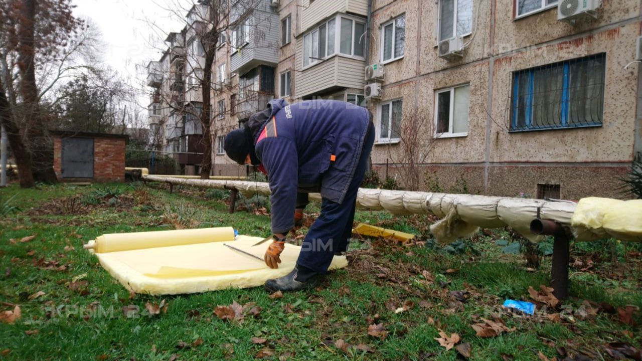 В Керчи устраняют аварию и изолируют теплотрассы  На улице Генерала Петрова коммунальщики устранили порыв на магистрали. Линия питает больше 300 абонентов МКД. На время работ отопление у керчан не отключали.  За 2025 год в городе планируют восстановить около 12 километров уличной изоляции на теплотрассах. Сейчас коммунальщики работают на Старом стеклотарном. После перейдут на район Ворошилово.  Подробности в вечернем выпуске новостей      Написать в редакцию: kerch24 .tv Керчь 24