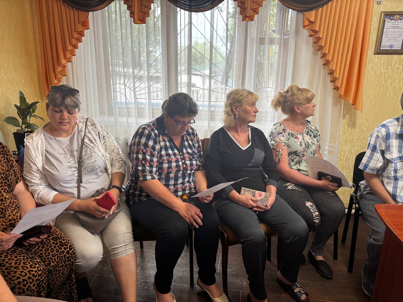 В целях предупреждения мошенничества в отношении пожилых людей была проведена профилактическая беседа участковыми ОМВД России «Ровеньковский» младшим лейтенантом полиции Завгородним Владиславом Олеговичем и младшим лейтенантом полиции Полтораковым Вячеславом Вадимовичем с жителями и сотрудниками отдела жизнеобеспечения пгт Кленовый. В ходе мероприятия населению было рассказано о разных схемах обмана, особое внимание во время беседы было уделено телефонным мошенничествам. Что бы обеспечить безопасность от мошеннических действий, участковые проинформировали граждан о правилах поведения, которые помогут уберечься от преступников.