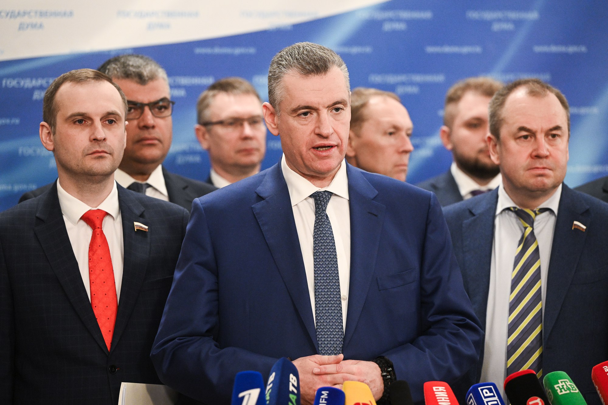 ЛДПР предлагает ограничить доступа к государственным заказам организациям, использующих труд нелегальных мигрантов. Фракция ЛДПР, возглавляемая лидером партии Леонидом Слуцким, предложила ввести строгие меры воздействия на компании, уличенные в незаконном привлечении мигрантов к работе и нарушении установленных правил найма иностранных граждан, в частности, на розничных рынках. В случае обнаружения подобных нарушений, предлагается включить организацию в специальный реестр Роструда, что автоматически повлечет за собой отстранение от участия в государственных и муниципальных закупках на период в один год. В настоящее время в реестр вносятся только работодатели, уклоняющиеся от заключения трудовых договоров. ЛДПР считает необходимым устранить этот пробел, чтобы исключить возможность для недобросовестных компаний продолжать участие в государственных контрактах.