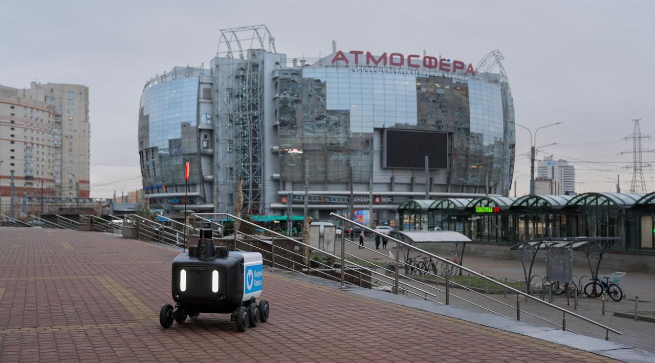 Яндекс запустил роботов доставщиков в Санкт Петербурге Они доставляют заказы в Приморском районе сообщили в компании В перспективе роботов планируют использовать для доставки в других частях города Это новейшие модели роботов Они передвигаются по тротуарам со скоростью пешехода в среднем 4 км ч а автомобильные дороги пересекают по зебре на разрешающий сигнал светофора К концу 2027 года в российских городах планируется запустить в общей сложности 20 тыс доставщиков нового поколения сообщили ранее в Яндексе Яндекс Подпишитесь на Ведомости