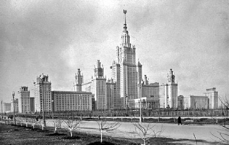 В этот день 1 сентября 1953 года ровно 72 года назад на Ленинских горах было открыто главное здание МГУ Подписаться на историю Москвы