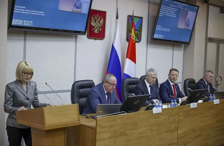 В Приморье скорректировали бюджет на 2026 й и плановый период 2027 2028 годов Поправки в главный финансовый документ региона депутатам Заксобрания края в среду 22 апреля представила министр финансов Приморья Анна Харченко Изменения вносятся в бюджет 2026 года это связано с необходимостью уточнения безвозмездных поступлений и перераспределения бюджетных ассигнований за счёт средств краевого бюджета Основные параметры краевого бюджета в 2026 году составят доходы 256 2 миллиарда рублей расходы 290 4 миллиарда Общая сумма доходов и расходов бюджета увеличилась на 0 5 миллиона рублей за счёт безвозмездных поступлений  Депутаты Законодательного Собрания Приморья одобрили предложенные министром финансов края поправки в региональный бюджет сразу в двух чтениях Источник primorsky ru