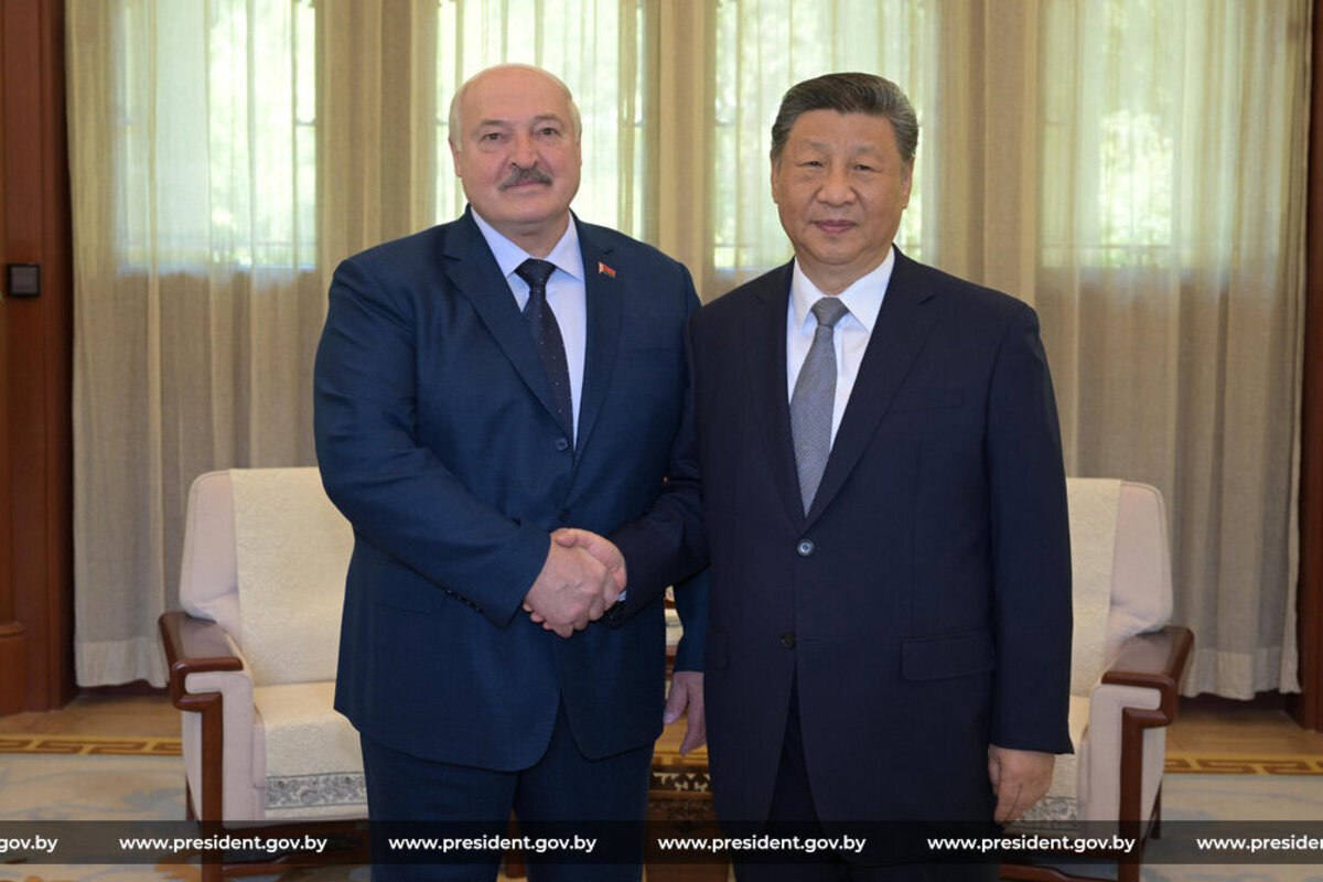 Президент Беларуси Александр Лукашенко и Председатель Китайской Народной Республики Си Цзиньпин провели встречу в Пекине «Впервые здесь я Вас принимаю», – отметил Си Цзиньпин, учитывая особый характер встречи. В ходе переговоров Александр Лукашенко акцентировал внимание на свете Запада и роли Китая в поддержании мирового порядка, заявив: «Сегодня уже говорят: «Китай выдержал, выдержал, и Китай не позволит нарушить мировой порядок». Си Цзиньпин, в свою очередь, поздравил Александра Лукашенко с переизбранием и выразил надежду на укрепление позиций сотрудничества между вариантами. Он также пригласил белорусского лидера на саммит ШОС и парад в Пекине, отметив, что «мы вместе обеспечиваем справедливость и равенство». После переговоров глав государств состоялся дружеский обед. Подробности на сайте МОЗЫРЬ NEWS.