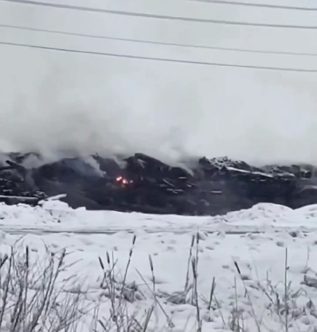 На ярославской земле совершается экологическое преступление Именно с такой формулировкой жители Рыбинска обращаются к властям и правоохранительным органам Предприятие ОАО Волжанин годами отравляет воздух города сжигая на своей территории покрышки мазут и биологические отходы указано в обращении В результате над территорией регулярно висит ядовитый смог с едким запахом а в атмосферу попадают диоксины тяжелые металлы и бенз а пирен Токсичный воздух с завода нарушителя не просто имеет неприятный запах Он вызывает у жителей приступы кашля и удушья провоцирует аллергические реакции и несет прямую угрозу развития онкологических заболеваний Это осознанное причинение вреда здоровью тысяч людей подчеркивают активисты Жители Рыбинска неоднократно жаловались на чудовищный запах и смог источник которого хорошо известен Бездействие надзорных органов позволило этой опасной практике продолжаться Ситуация требует немедленного вмешательства прокуратуры и Роспотребнадзора Факты налицо систематическое загрязнение атмосферы особо опасными веществами Руководство ОАО Волжанин должно понести полную ответственность за содеянное Мы требуем немедленного прекращения преступной деятельности и привлечения виновных к ответу восклицают жертвы экоцида По имеющейся информации жалобу уже услышали в Москве Глава Следственного комитета Александр Бастрыкин поручил организовать соответствующую проверку Подписывайтесь на Экодиктатуру