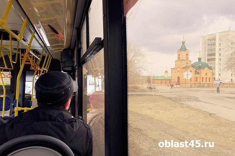 Охота на «зайцев»: в Кургане штраф за безбилетный проезд в автобусе увеличили в 25 раз   На внеочередном заседании Курганской областной думы депутаты приняли изменения в закон об административных правонарушениях. Теперь за безбилетный проезд и провоз багажа в автобусе горожане будут платить штраф 2500 рублей.    Подробности по ссылке