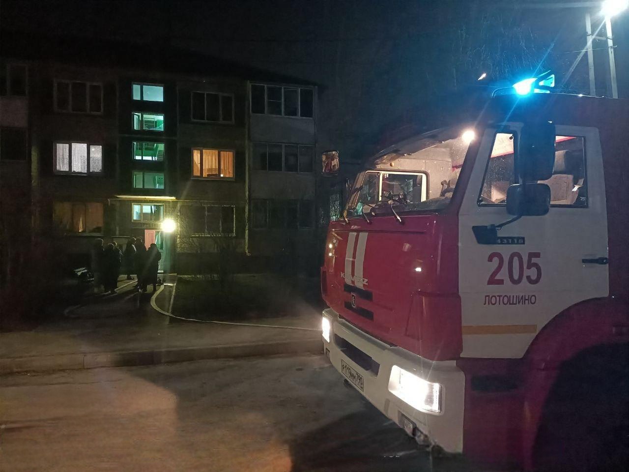 Сюрприз от гаджета на зарядке Пожар в квартире потушили огнеборцы Мособлпожспас В округе Лотошино работники 205 й пожарно спасательной части Мособлпожспас ликвидировали возгорание в жилой многоэтажке О задымлении в подъезде на номер 112 сообщили жители дома На месте вызова огнеборцы установили что горит квартира на 3 м этаже Жильцы отсутствовали а соседи самостоятельно покинули здание Огнеборцы надев дыхательные аппараты вскрыли дверь вошли в задымленную комнату потушили пожар на площади 4 м2 и не дали огню распространиться по всей 3 комнатной квартире Предположительно виновником пожара стала обычная музыкальная колонка оставленная на зарядке Друзья берегите себя и своё жильё Не оставляйте без присмотра включённые в сеть электроприборы Подписаться на ГКУ МО Мособлпожспас