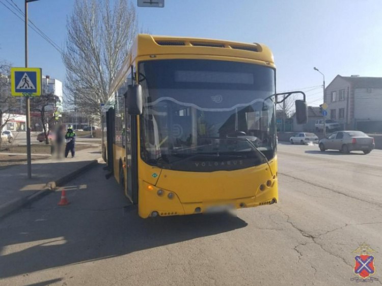 В Волжском рейсовый автобус сбил 9-летнего мальчика на переходе  В Волжском очередной наезд на пешехода попал на камеру видеонаблюдения. Авария произошла накануне, 9 февраля, около 12.40 часов.  Как сообщили Волжский.ру в пресс-службе ГУ МВД по региону в районе пересечения улиц им. генерала Карбшева и Пионерской автобус «Волжанин» совершил наезд на 9-летнего мальчика. Сообщается, что ребенок переходил проезжую часть по регулируемому пешеходному переходу на разрешающий сигнал светофора.  На записи с камеры видно, что мальчик выбежал на дорогу прямо под колеса автобуса. Ребенок доставлен в медучреждение.   Подробнее на Волжский.ру: