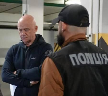 Труханову и двум его заместителям вручили подозрение в служебной халатности во время наводнения в Одессе УП По данным издания Геннадия Труханова и его заместителей подозревают в том что они не приняли соответствующие меры до во время и после стихийного бедствия в городе 30 сентября По словам собеседников в правоохранительных органах всего подозрение получили семь подчиненных Труханова Также фигурантам дела вручили ходатайство о применении меры пресечения добавили они НАШИ РЕСУРСЫ Telegram YouTube RUTUBE