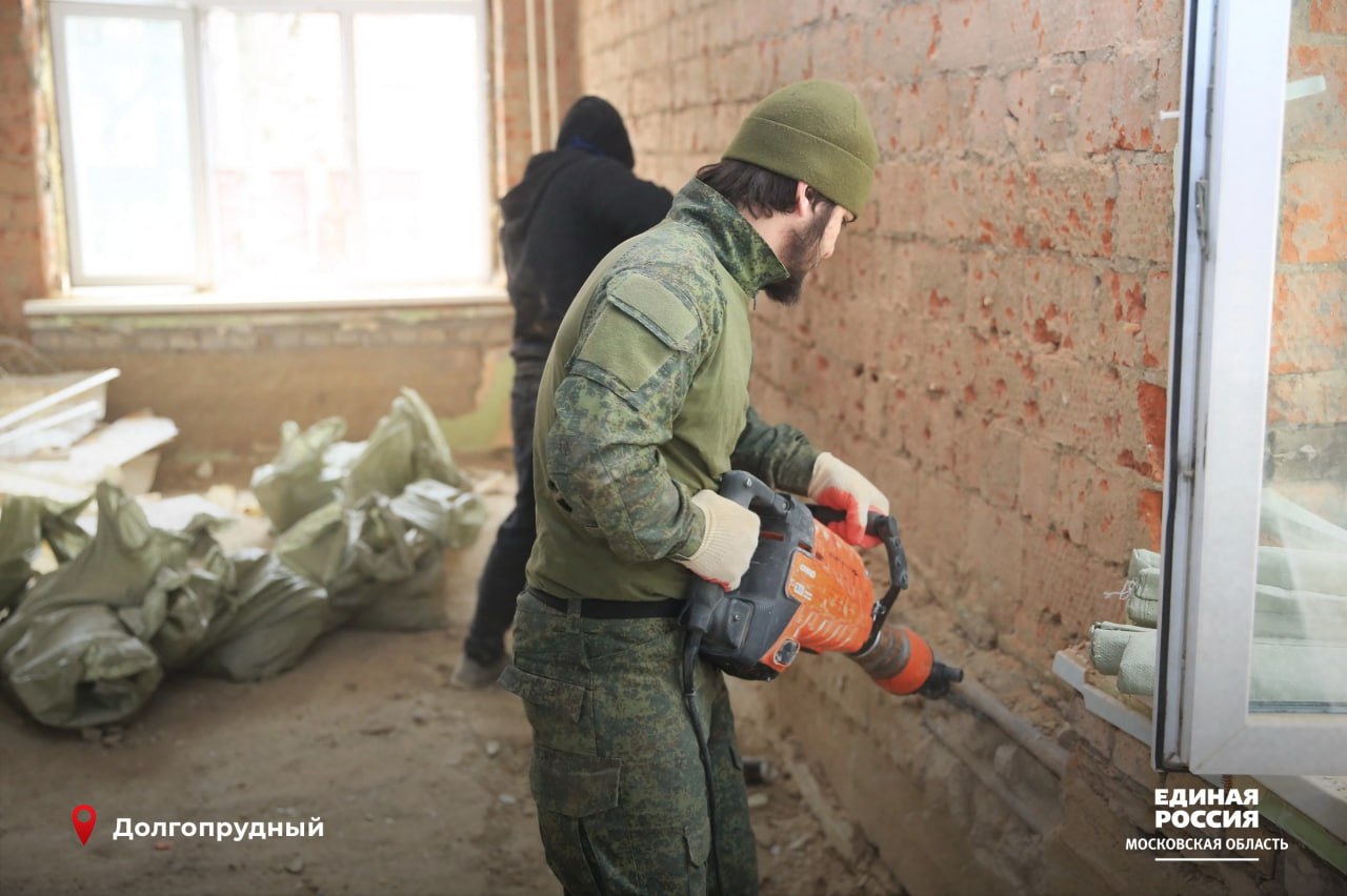 Партийцы Долгопрудного держат на контроле капитальный ремонт дошкольных учреждений   Детский сад №9 был построен в 1969 году. Здание имеет общую площадь 1884 квадратных метра. В настоящее время специалисты выполняют демонтаж старых конструкций, монтируют новые внутренние перегородки и подготавливают стены к оштукатуриванию.  Второй объект - это детский сад «Родничок». Двухэтажное здание было возведено в 1964 года и тоже давно требовало ремонта. Сейчас демонтажные работы выполнены на 95% и будут завершены через три дня.   «Контроль за реализацией Народной программы в Долгопрудном ведётся ежедневно. В весенний период представители «Единой России» активизируют мониторинги строительных площадок: в тёплое время года просматриваемость локаций лучше, и есть возможность заметить даже мелкие недочёты и вовремя их устранить», – прокомментировал секретарь местного отделения партии Роман Истомин.  Всего в Московской области в этом году построят и отремонтируют 163 объекта образования - 29 новых школ, 23 детских сада. Капитально отремонтируют 58 школ, 40 детских садов, семь колледжей и пять учреждений дополнительного образования.  #ЕдинаяРоссия #ЕР50 #НароднаяПрограмма #НоваяШкола #ПроектыЕР #Подмосковье    Подписаться   Единая Россия Подмосковье