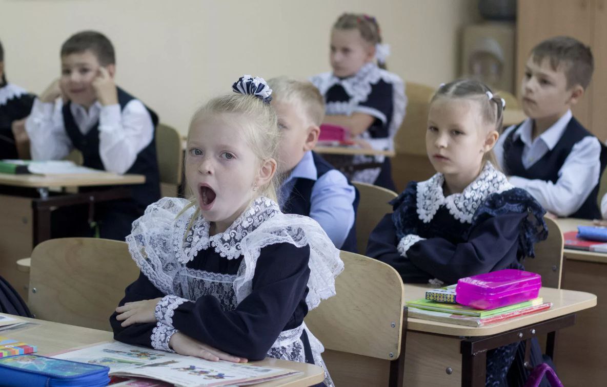 В Перми 33,2% школьников будут учиться во вторую смену  В Перми в новом учебном году во вторую смену будут учиться 33,2% детей. Это на 2,5 тыс. школьников меньше, чем в прошлом учебном году, сообщает ИА «Текст».  В городском департаменте образования отметили, что доля учащихся во вторую смену снизилась благодаря введению в эксплуатацию новых школ в Перми.   ЧП Пермь    Прислать новость