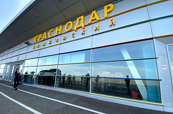 В аэропорту Краснодара задерживаются 14 рейсов Вылет и прилет 14 рейсов задерживаются в аэропорту Краснодара следует из данных онлайн табло аэропорта Об этом сообщает ТАСС Так задержаны по одному рейсу на вылет в Наманган Узбекистан Тбилиси Грузия и Сургут еще два в Екатеринбург На прилет задерживаются рейсы из Намангана Самарканда Узбекистан Антальи Турция Сургута Санкт Петербурга по два из Москвы и Екатеринбурга Кроме того были перенесены с 29 на 30 декабря два рейса в Ереван Армения и один из Еревана в Краснодар aviaru net n291299