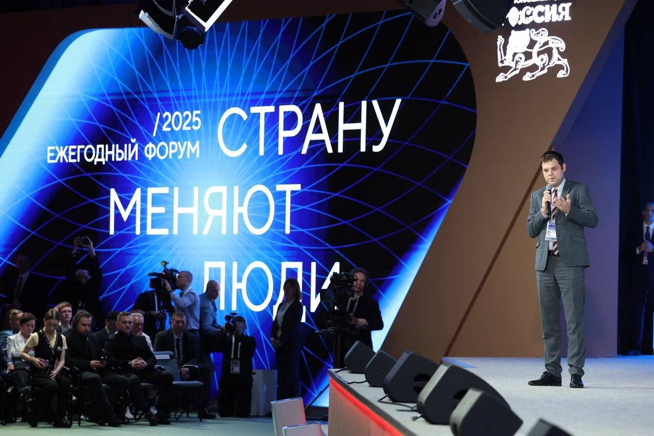 России удалось выстроить уникальный механизм развития страны, построенный на энергии общества!  С такого заявления начал Владимир Владимирович Путин пленарное заседание форума #СильныеИдеи. Традиционно на площадке выстраивается диалог между Президентом и лидерами идей.  Мы собрали и показали главе государства проекты, которые касаются социального развития, технологий, предпринимательства, кадрового потенциала и вопросы, связанные с экологией и климатом. И каждый год на форуме мы детально обсуждаем некоторые из инициатив. Сегодня выступили их авторы:    Игорь Макаров представил свою концепцию решения нехватки пресной воды.    Сергей Рыбаков презентовал идею по созданию гражданской системы применения беспилотных средств для оптимального управления природными ресурсами.    Анастасия Дымура из Запорожья предложила создать общероссийскую сеть защитных лесных полос разных уровней.    Станислав Розанов представил проект «Внутритрубные роботы», которые способны выполнять диагностику и ремонт трубопроводов.     Николай Данн из Тюмени рассказал о сети инклюзивных киноклубов « Не  такой как все».  Важно, чтобы все идеи и проекты нашли свою поддержку. За 4 года у нас 5000+ идей поддержаны Агентством, нашими партнерами. ВЭБ.РФ, например, помогает проектам через инструменты своей экосистемы — Корпорацию МСП, Российский экспортный центр.  Только вдумайтесь: 35 000 идей предложили люди только в этом году. Невероятная цифра! Президент четко сформулировал общественную миссию форума — служить раскрытию талантов, огромного творческого потенциала наших людей!  Спасибо лидерам, экспертам за вовлеченность в развитие России! #СтрануМеняютЛюди, а сильные идеи живут для нового времени!