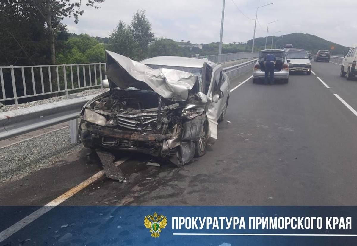 Прокуратура взяла на контроль проверку ДТП с участием пассажирского автобуса в Артёме. Предварительно установлено, что днём 10 июля в районе дома № 1/1 по улице Центральная в Артёме пассажирский автобус, следовавший по маршруту № 22, выехал на полосу встречного движения и столкнулся с легковым автомобилем Toyota Camry. В момент аварии в автобусе находилось порядка 10 пассажиров. Трём из них, в том числе двум несовершеннолетним 14 и 16-ти лет, оказывается медицинская помощь. Подробнее Источник: прокуратура Приморского края