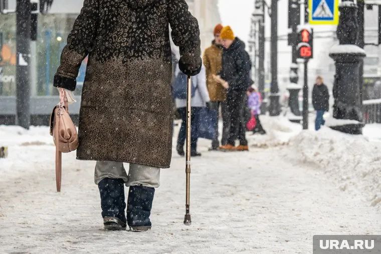 Средний размер пенсии в Пермском крае достиг 24,3 тысяч рублей. В настоящее время в регионе насчитывается около 122,5 тысяч пенсионеров, продолжающих трудовую деятельность. «Кроме того, с 1 апреля в регионе была проведена индексация государственных пенсий, включая социальные, на 14,75%. В Пермском крае средний размер социальной пенсии после повышения увеличился на 2,1 тысячи рублей и достиг 16,5 тысяч рублей. Дополнительные выплаты получили 70,2 тысяч пенсионеров, из которых 67,2 тысяч являются получателями социальных пенсий», — пишет «РБК-Пермь» со ссылкой на региональное отделение Социального фонда России СФР . Как ранее сообщали РИА Новости со ссылкой на данные СФР, размер средней пенсии в целом по России на начало 2025 года составил 23,2 тысячи рублей. URA.RU также сообщало о том, что пермяки хотят получать пенсию в 47,7 тысячи рублей. Об этом говорят результаты опроса аналитиков сервиса по поиску высокооплачиваемой работы Superjob. Источник ЧП Пермь Прислать новость