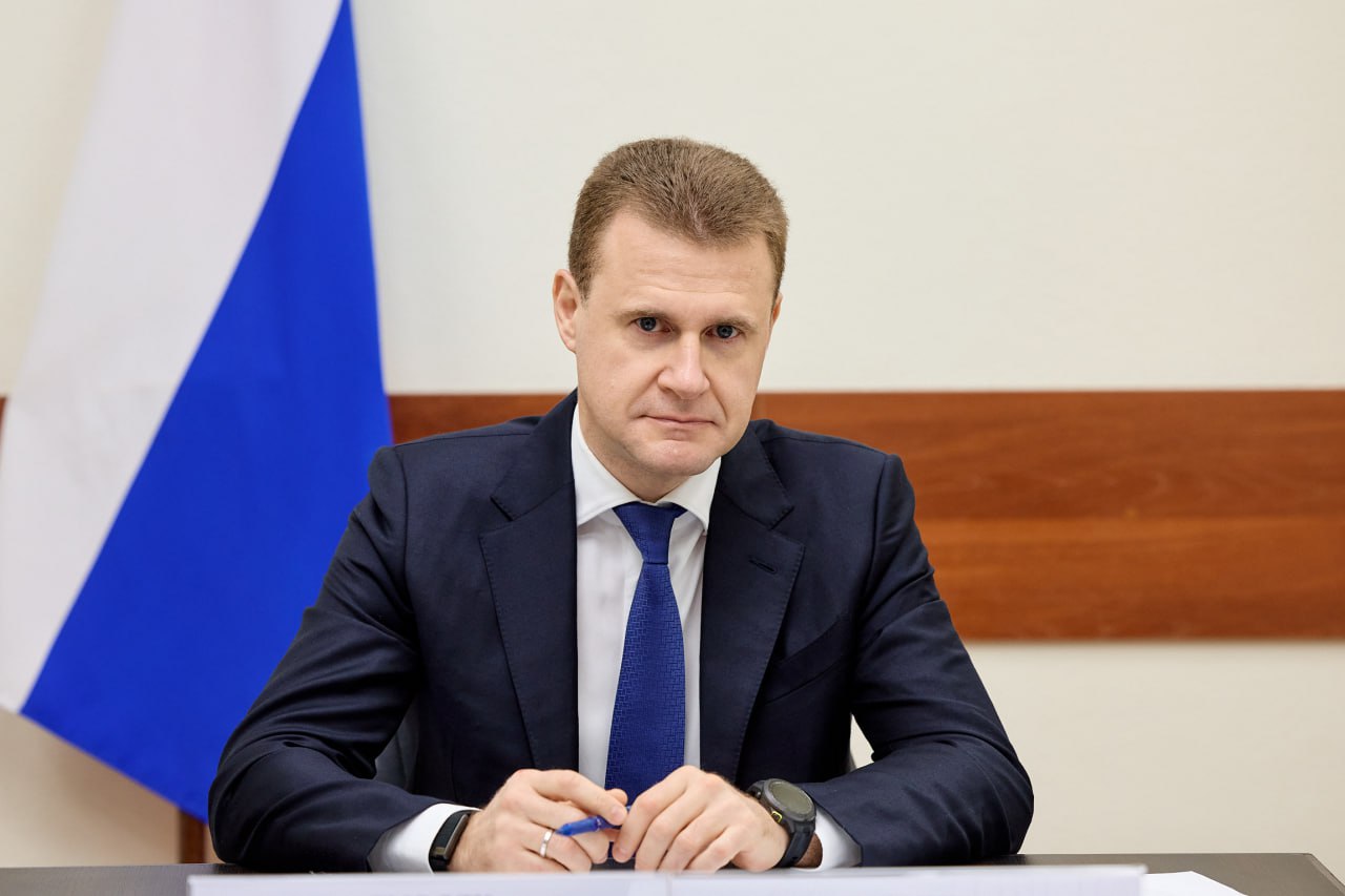 Глава Минвостокразвития Алексей Чекунков в ходе рабочей поездки в Приморский край провел прием граждан Большинство затронутых тем касалось благоустройства территорий и их инфраструктурного развития Отвечая на вопрос студентки ДВФУ о развитии городской среды на острове Русский министр сообщил что летом следующего года будут завершены работы по благоустройству велотропы создаются зоны отдыха смотровые площадки арт объекты велопарковки пункты сервиса и проката Работы финансируются из средств единой президентской субсидии Для реализации проектов улучшения качества городской среды в Находке будут задействованы средства всероссийского конкурса благоустройства В этом году в рамках этого механизма в Приморском крае отобрано 7 проектов объемом 970 млн рублей В Большом Камне новом центре российского судостроения 35 5 млрд рублей до 2030 года направят на строительство предусмотренных мастер планом школ и детсадов ремонт медучреждений строительство парков благоустройство общественных пространств реконструкцию объектов ЖКХ Отвечая на вопрос предпринимателя из Владивостока об изменениях в федеральном законодательстве связанных с усовершенствованием дальневосточных преференциальных режимов министр отметил что налоговые льготы для уже действующих резидентов сохраняются в прежнем объеме В 2026 году запускается новый механизм международной территории опережающего развития доступный инициаторам проектов с участием зарубежных партнеров эта оболочка обеспечивает привлекательные условия для создания высокотехнологичных предприятий Ряд вопросов касался разрабатываемой законодательной базы нового единого преференциального режима для всего Дальнего Востока и Арктики По словам Алексея Чекункова обсуждается концепция документа При определении объема преференций и льгот предложено учитывать социальные аспекты проектов в частности готовность предприятия нанимать сотрудников из числа местных жителей устанавливать зарплату превышающую среднюю по региону или отрасли и другие Кроме того планируется корректировать доступность и уровень льгот в рамках единого префрежима в зависимости от рентабельности бизнеса Такой подход по мнению министра позволит сбалансировать интересы предпринимателей и государства Подписаться на Правительство России в MAX