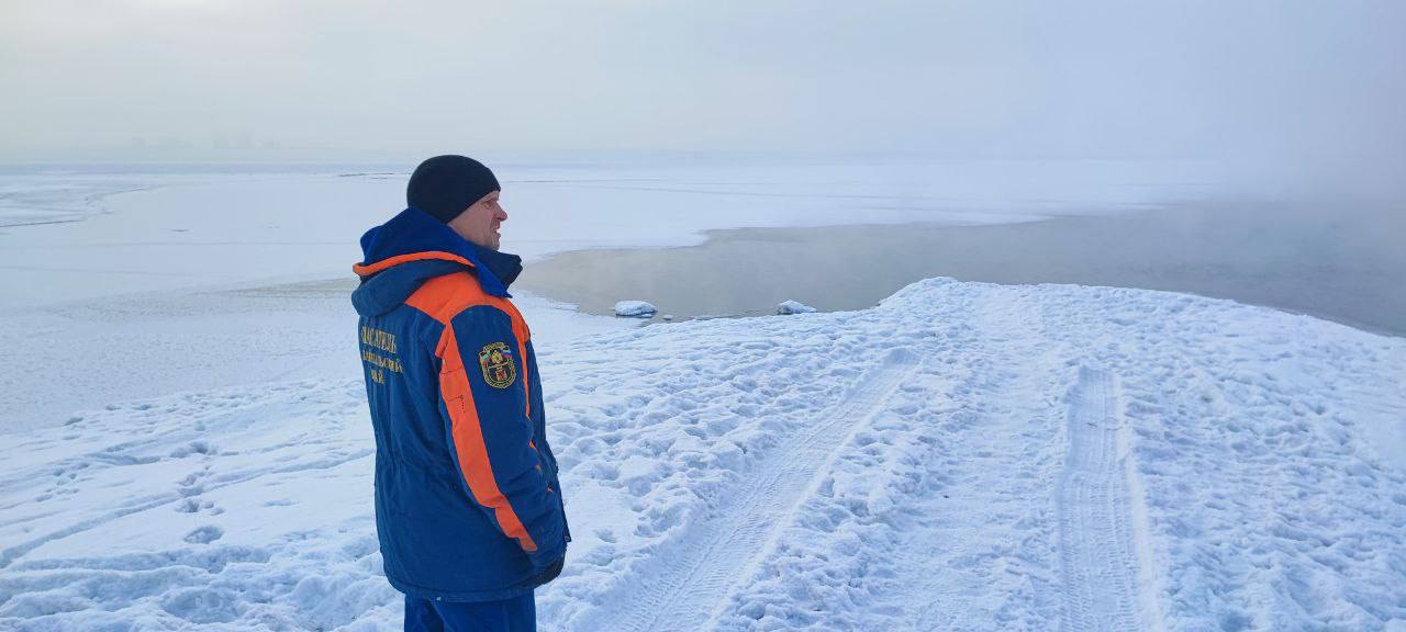 Забайкальские спасатели продолжают обеспечивать безопасность на водоемах в новогодние праздники   В Забайкальском крае спасатели ГУ «Забайкалпожспас» совместно с ГИМС, полицией, местной администрацией и волонтерами проводят ежедневные рейды по профилактике несчастных случаев на льду.  ⏪Более 80 человек патрулируют популярные места отдыха на льду в праздничные дни, информируя население о правилах безопасного поведения.   Спасатели поисково-спасательной службы ГУ «Забайкалпожспас» предупреждают об опасности тонкого льда и призывают жителей края быть бдительными, особенно контролируя детей вблизи водоемов.    Подписывайтесь: