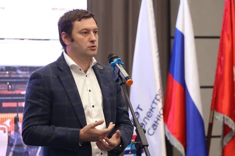 Нового главу комитета по транспорту Петербурга объявят до конца года Как сообщил КП Петербург источник в администрации города нынешний председатель комитета Валентин Енокаев проработает до 26 декабря После назначат нового председателя По словам источника на должность главы ведомства претендует один из нынешних зампредов или Илья Ткачев работающий сейчас замом руководителя администрации губернатора Енокаев же переходит на руководящую должность во флагман цифровой индустрии России пресс служба комитета по транспорту Читай нас в MAX Подпишись на Комсомольскую правду СПб