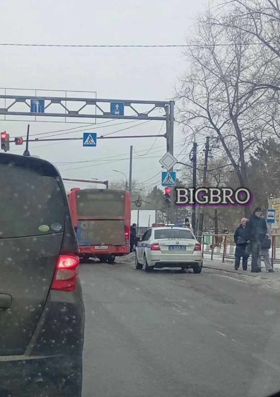 Автобус наехал на ребенка в Хабаровске  На остановке «Спутник» в сторону центра ребёнок подскользнулся при посадке в автобус и транспорт наехал ему на ногу.   Скользкие дороги - это замерзшая грязь. Замерзшая грязь - это растаявший не вывезенный снег, разбросанный по тротуарам подопечными мэра Кравчука. Зачем тратить деньги на вывоз?     -  экономия мэра = травмы наших детей.  Стали свидетелем интересного? Присылайте инфо нам     ПОДПИСАТЬСЯ