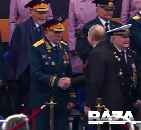 Ветеран, который жал руку Владимиру Путину на Параде Победы, может остаться без жилья — его пытаются лишить квартиры вдова сына и нотариус.   14 февраля у Николая Фадеевича Кизюна — генерала-полковника, ветерана войны — умер сын Сергей. Уже через 11 дней после похорон в квартиру к старику пришли вдова умершего Галина с сыном и нотариус Александр Федорченко. Они дали слабослышащему и плохо видящему пенсионеру «документы для оформления», заявив, что их нужно подписать, так как это «последняя воля сына». Доверившись словам, Кизюн в спешке заполнил бумаги — так он лишился прав на квартиру, в которой живёт, сбережений сына и остального имущества, которое могло перейти к нему по наследству. Всё ушло снохе.  Адвокат ветерана Александр Зорин назвал произошедшее «грубейшим нарушением нотариального производства»:  Нотариус явился к нему в квартиру без предупреждения, подсунув заранее подготовленный текст отказа, который даже не был зачитан вслух. Не были разъяснены последствия отказа от наследства, присутствовали посторонние лица, произведено злоупотребление доверием ветерана.  Сейчас Николай Фадеевич пытается решить дело через суд, но судья уже трижды отказывается наложить запрет на выдачу свидетельства о наследстве. Если ситуация не изменится, уже 15 августа Кизюн может оказаться под угрозой выселения.  Адвокат отметил и другое нарушение нотариуса. Уже через 13 дней после смерти Сергея он выдал Галине свидетельство о наследстве на автомобиль Volkswagen Touareg — хотя по закону на принятие наследства отводится шесть месяцев, а не две недели.  Ранее нотариус Александр Федорченко уже появлялся в сюжете на «России 1», где пенсионеры обвиняли его в обмане и содействии мошенникам. По их словам, он «помогал оформить документы», после чего единственное жильё переходило третьим лицам, а сами владельцы оставались ни с чем. Сторона вдовы отказалась от комментариев.    Подписывайтесь, это Baza
