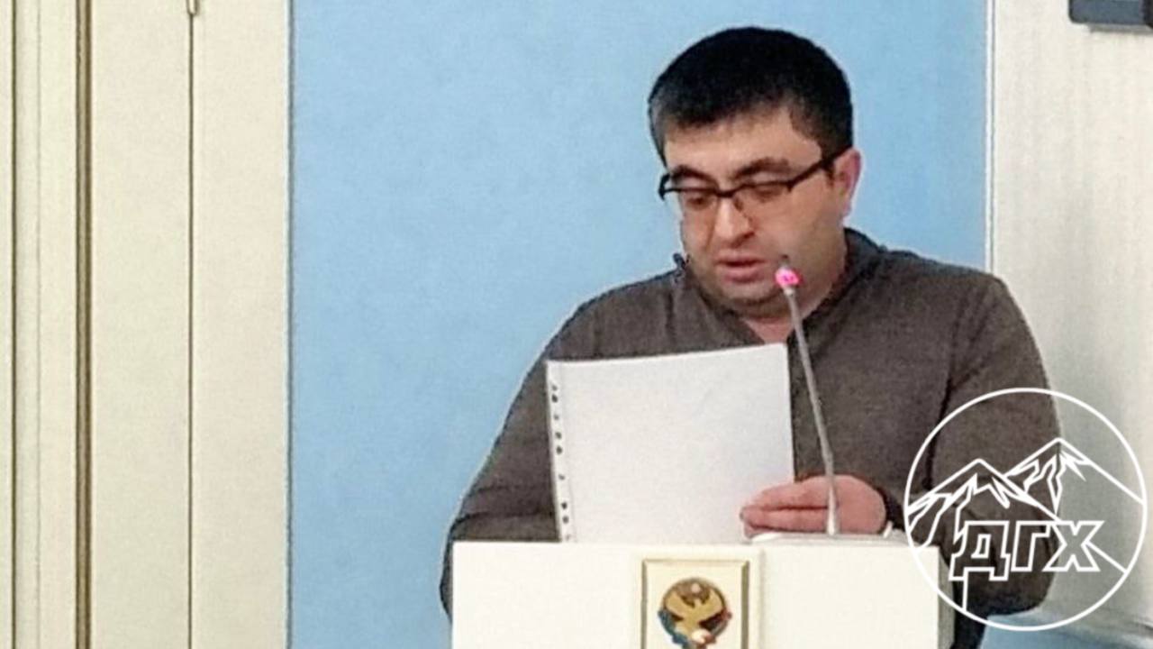 В Махачкале задержали руководителя Дирекции парков и скверов Омахана Чимагомедова  По версии следствия. с 2022 по 2023 годы подозреваемый предоставил право на размещение 29 нестационарных торговых объектов в парках и скверах Махачкалы по заниженной арендной плате, без разрешения и без заключения договоров. В итоге бюджет недополучил более 21,3 млн рублей.  Дело завели по статье о превышении должностных полномочий.