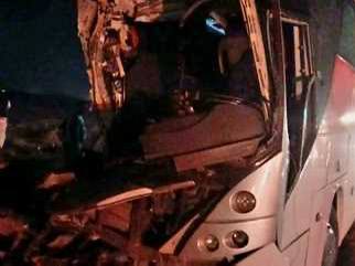 Двадцать семь россиян пострадали в столкновении автобуса с грузовиком в Египте Об этом пишет местная газета Al Masry Al Youm Сообщается что автобус с туристами столкнулся с грузовиком Авария произошла на дороге Рас Гареб Хургада в провинции Красное море По предварительным данным среди 36 пострадавших 27 россиян двое граждан Литвы семь финнов и трое египтян Об их состоянии не сообщается Причины ДТП неизвестны Подписаться на Российскую газету в Читать нас в MAX