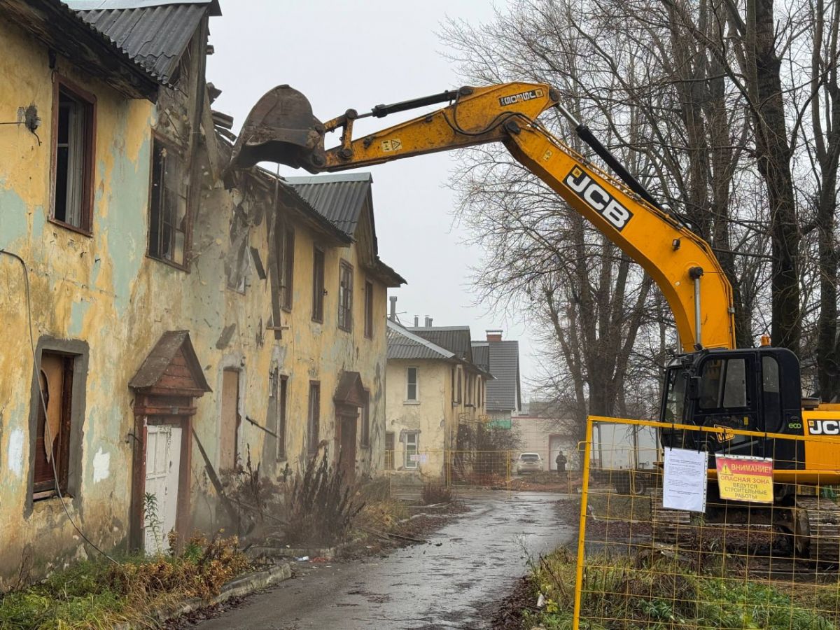 Начался демонтаж дома на улице Московской 261 в Калуге kaluganews ru fn 1753804 html В Калуге продолжается активная работа по сносу аварийных и расселенных зданий портящих облик города Глава города Дмитрий Денисов проконтролировал начало демонтажа дома 261 по улице Московской Прислать новость Подписаться