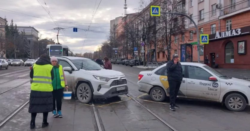 В Челябинске из за ДТП на путях закрыли движение трамваев на вокзал На трамвайных путях на Цвиллинга Тимирязева столкнулись два автомобиля В настоящее время движение трамваев организовано до ЧГРЭС ПОДРОБНЕЕ URALPRESS RU