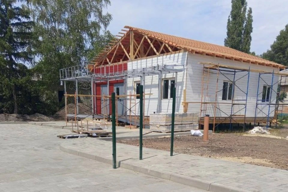 В Меловском районе возводят новый ФАП В селе Зориковка Меловского района ЛНР продолжаются работы по возведению ФАПа. Медучреждение возводят благодаря поддержке шефа-региона Костромской области. Об этом сообщила региональный министр здравоохранения Наталия Пащенко. Она подчеркнула, что строительство ФАПа позволит значительно улучшить условия для приема пациентов и работы медицинского персонала. - ФАПы играют ключевую роль в обеспечении доступности медицинской помощи для жителей отдаленных и сельских населенных пунктов, - отметила министр. Она напомнила, что в районе также строят еще четыре фельдшерско-акушерских пункта. Мх строительство планируют завершить к концу года.