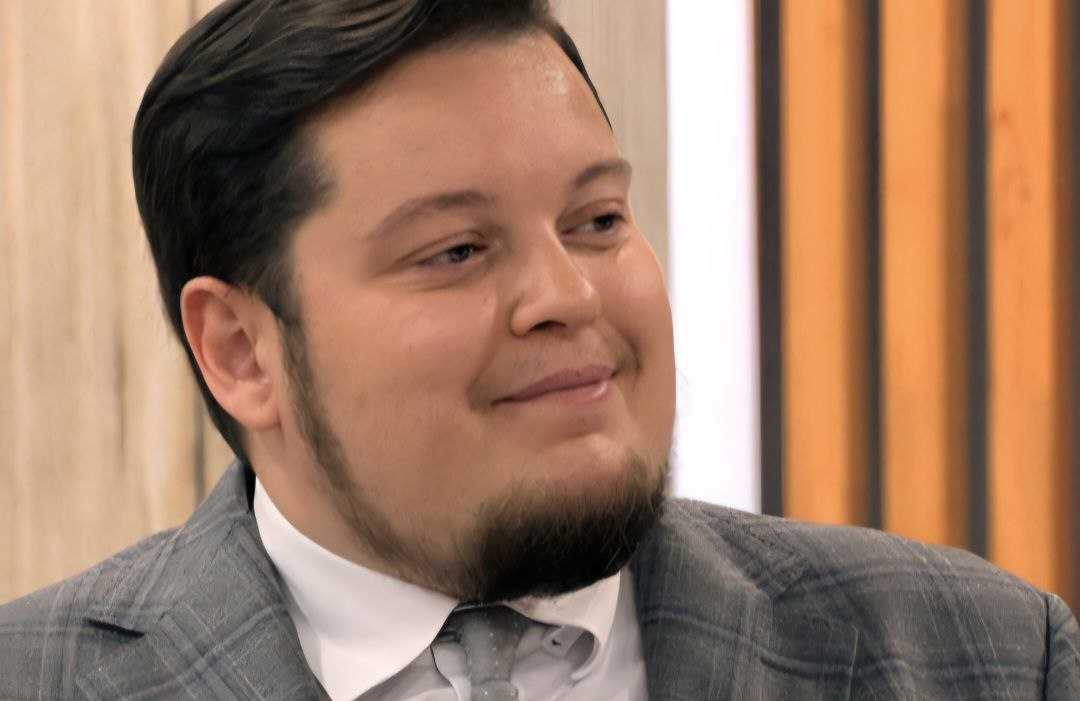 В ГосДуме вновь захотели выдавать депутатам и чиновникам цветные номера чтобы гаишники издалека видели если нет спецсигнала Инициатива конечно должна быть народной поэтому с ней выступил не парламентарий а президент кукольного Национального автомобильного союза НАС Антон Шапарин член Общественного совета ГУ МВД РФ по Москве Он предлагает добавить в палитру номеров дополнительные цвета Идея которая оправдает новшество зеленые ГРЗ для электромобилей и бирюзовые для беспилотных В этом смысле рацуха неплохая идиотов и прочие источники опасности должно быть видно издалека Какой цвет будет депутатским пока не выбрали Предложение по идее должны начать рассматривать в профильном комитете в ближайшее время