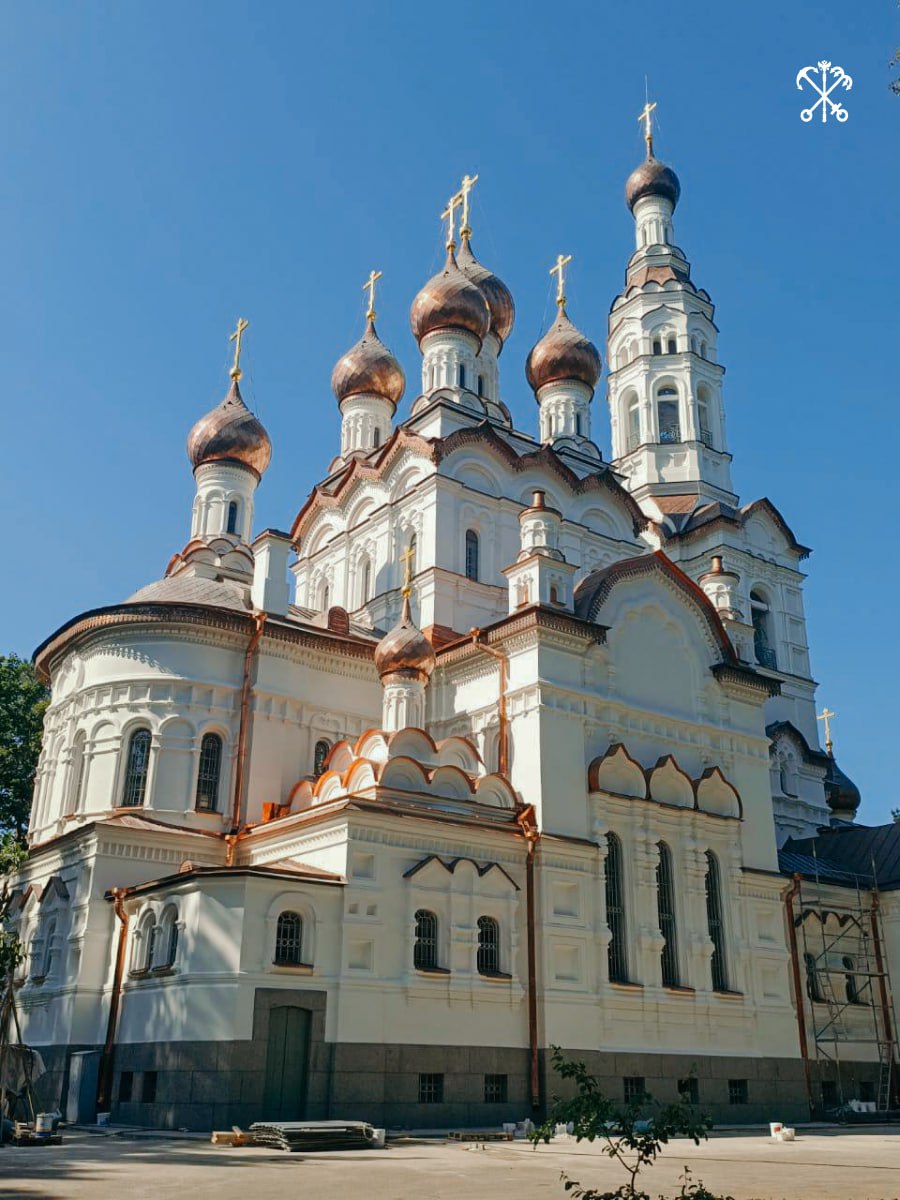 Казанской церкви в Зеленогорске вернули первозданный вид. У храма отреставрировали исторический штукатурный слой, киоты, кокошники и карнизы. Также деревянные кресты заменили на позолоченные металлические.   -Петербург   Буст канала