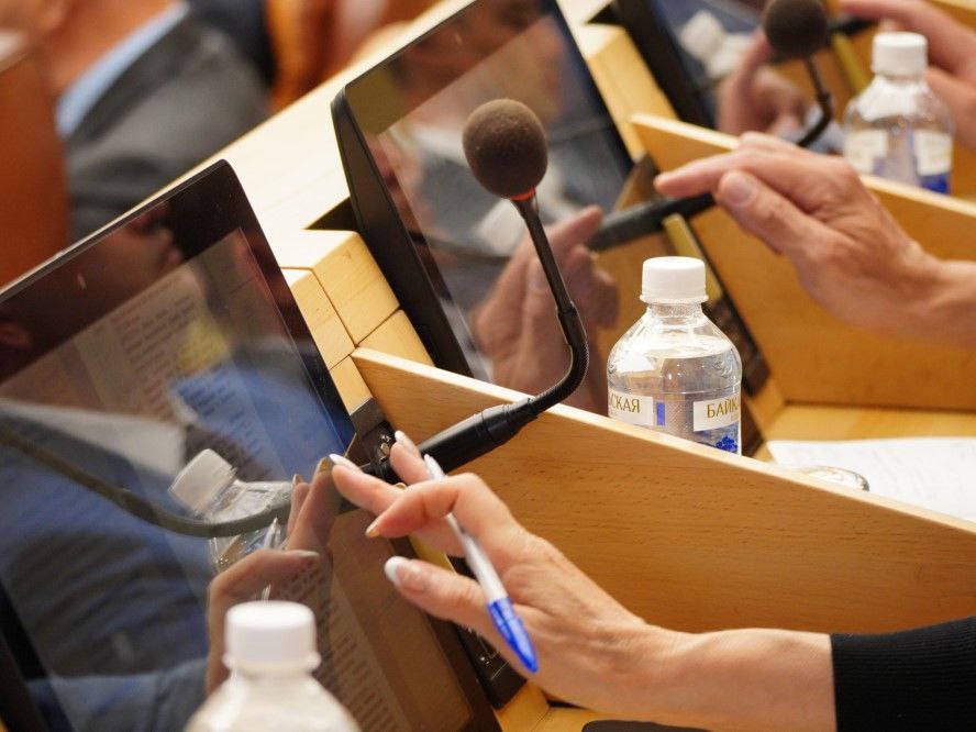 Депутаты Заксобрания поддержали два федеральных законопроекта социальной направленности. Один из документов касается поддержки детей-сирот. Предлагается дать детям-сиротам старше 23 лет право на бесплатную юридическую помощь в случаях, если им не предоставлено жилье. Еще одна инициатива направлена на поддержку беременных женщин. Законопроект предлагает увеличить пособие по беременности и родам студенткам очной формы вузов, ссузов, учреждений дополнительного образования и научных организаций.