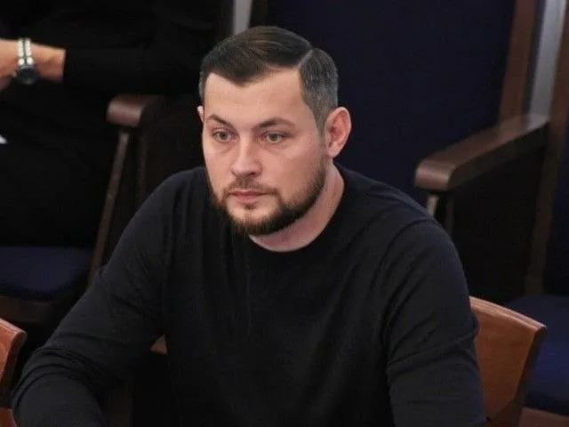 Возглавляющий администрацию Октябрьского района Новосибирска Дмитрий Колпаков 13 апреля сложит полномочия по собственному желанию В качестве причины увольнения чиновника в муниципалитете указали смену места работы Исполнять обязанности главы района до замещения вакантной должности будет его первый заместитель Жанна Голикова Дмитрий Колпаков был назначен руководителем Октябрьского района в ноябре 2025 года Ранее он работал замглавы другого района Новосибирска Кировского На эту должность он перешел летом 2024 года а до того 9 лет заседал в городском Совете депутатов представляя Единую Россию и возглавляя исполком партии по тому же Кировскому району Подробнее по ссылке   ksonline ru 605185 glava oktyabrskogo rajona novosibirska pokidaet post