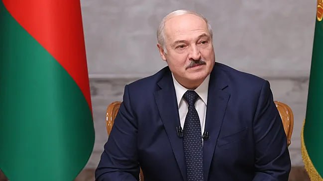 Рост цен на продукты питания в Белоруссии связан с действиями сформированного после выборов нового состава правительства. Об этом на встрече с делегацией Санкт-Петербурга во главе с губернатором Александром Бегловым заявил президент республики Александр Лукашенко, передает БЕЛТА. «Чувствую, что с изменением правительства после выборов там начались шалости. Я это вижу. Мне люди пишут каждый день», — объяснил политик. Обратившись к членам своей делегации, он предупредил, что тем придется регулярно писать доклады по поводу «цены справедливости», то есть той, что устраивает всех.