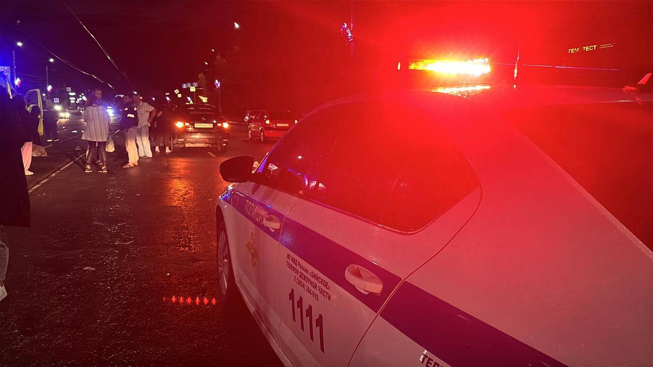 16-летняя девушка погибла в результате ДТП в Бийске вечером 25 июня В 23:05 58-летний мужчина, управляя автомобилем «Ниссан Альмера», при движении по переулку Коммунарскому от улицы Красноармейской в направлении улицы Мухачева, не выбрал безопасную скорость движения и совершил наезд на пешехода, 16-летнюю девушку, которая переходила проезжую часть по нерегулируемому пешеходному переходу, слева направо по ходу движения автомобиля. Девушка получила травмы, от которых скончалась на месте происшествия до приезда скорой медицинской помощи. В рамках расследования назначен комплекс необходимых экспертиз и исследований. Расследование уголовного дела поставил на личный контроль начальник ГУ МВД России по Алтайскому краю генерал-майор полиции Сергей Камышев.