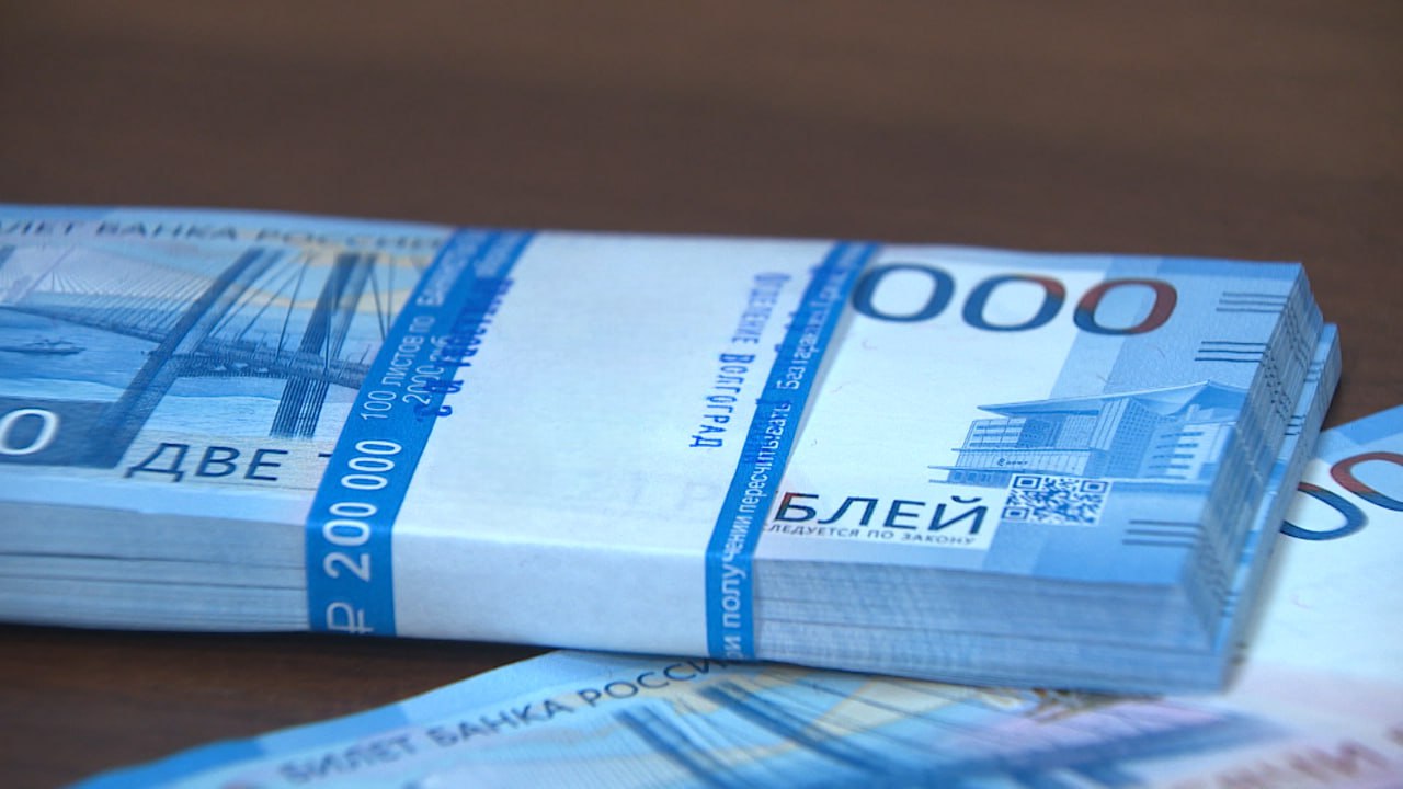 Волгоград оказался на 69 месте всероссийского рейтинга по зарплатам Средняя чистая зарплата в I полугодии 2025 года выросла на 15 и составила 65 1 тыс рублей Данные привели аналитики РИА Рейтинг Однако список ранжировался по соотношению заработка к потребительской корзине Волгоградцы могли позволить лишь 2 98 фиксированного набора товаров и услуг В топ 3 расположились Новый Уренгой Салехард и Южно Сахалинск В замыкающей тройке Элиста Грозный и Нальчик Подписаться Перейти на сайт