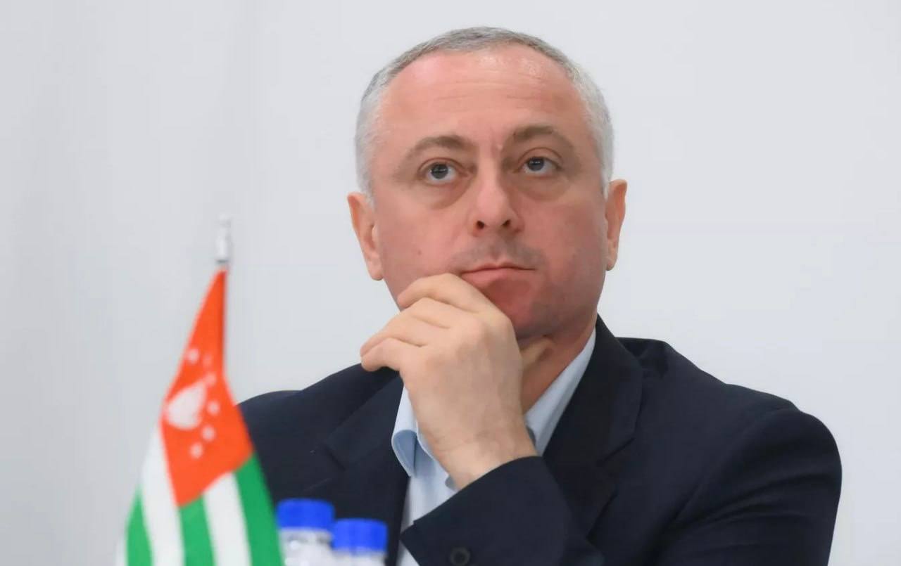 Грузии нужно смириться с тем, что Абхазия — независимое государство, заявил абхазский президент. По словам Бадры Гунбы, диалог Сухума и Тбилиси будет возможен "после признания Грузией реальности и соглашения о неприменении силы". У властей Абхазии есть все необходимые инструменты, чтобы обеспечить законность в случае попыток дестабилизации.