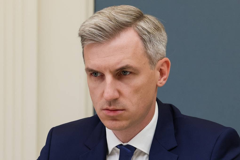 Глава Смоленской области заявил о грядущем запрете абортов в частных клиниках Губернатор Василий Анохин отметил что коммерческие учреждения готовы это сделать добровольно У нас есть немного пугающие цифры по статистике абортов И сейчас мы начнем активную работу со стороны надзорных ведомств потому что у нас продаются препараты в аптеках без предписаний Также мы выстраиваем сейчас работу с частными клиниками для перевода всех абортов по медицинским показаниям в государственные медучреждения И здесь мы с бизнесом находим полное понимание сообщил Василий Анохин Губернатор подчеркнул что в Смоленской области которая сегодня относится к регионам с очень низкой рождаемостью проводится масштабная работа по поддержке материнства и детства Для этого введены дополнительные стипендии для студенческих семей специальные выплаты студенткам вставшим на учет по беременности С этого года в регионе начали работать пункты проката детских вещей где можно взять в безвозмездную аренду ряд предметов Смоленская область входит в топ 3 регионов РФ с наименьшим значением суммарного коэффициента рождаемости СКР где он по состоянию на август 2025 года составил 0 996 В Смоленской области с мая 2024 года также действует закон о запрете склонения к аборту Патриаршая комиссия по вопросам семьи