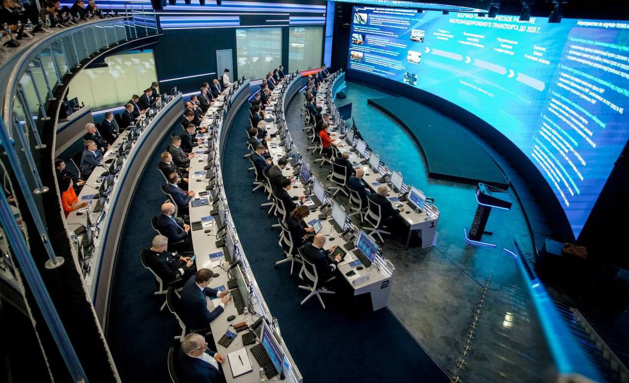 На коллегии Министерства транспорта по науке рассмотрен план реализации Концепции научно технологического развития отрасли до 2035 года Замглавы Федерального агентства воздушного транспорта Андрей Потёмкин рассказал о дальнейшей работе по развитию беспилотия Планируется совершенствование цифровой сертификации и применение цифровых двойников предиктивное обслуживание компонентов БПЛА и цифровой контроль их аутентичности пройдёт на основе рекомендаций искусственного интеллекта Другое направление развитие региональной и городской аэромобильности коммерческая доставка дронами роверы в аэропортах и аэротакси с вертикальными взлётом и посадкой Откроется головной научно исследовательский институт девять центров научно технологических компетенций и 50 отраслевых лабораторий где уделят особое внимание беспилотным технологиям и автономным управляющим системам сообщил руководитель Минтранса Андрей Никитин