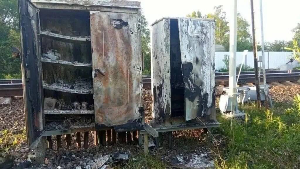 Жителю Дзержинска грозит до 20 лет тюрьмы за теракт на железной дороге 58 летний мужчина летом 2024 года поджег два релейных шкафа на перегоне станций Желнино Дзержинск Таким образом он выразил протест против СВО Ущерб от его действий составил около 100 тыс рублей Возбуждено уголовное дело Мужчине грозит до 20 лет лишения свободы Подписаться на нас в MAX