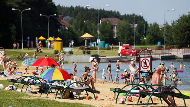 Результаты санитарного надзора за зонами купания на текущей неделе Исследовано 825 проб воды из водоемов. В 12 случаях выявлено несоответствие по микробиологическим показателям. Сняты ограничения: пляж на реке Днепр в районе улицы Правобереговой город Дубровно – купание и занятия водными видами спорта снова разрешены. Новые ограничения: пляж № 3 на правом берегу реки Сож агрогородок Литвиновичи, Кормянский район – запрещены купание и водные виды спорта; пляж на реке Днепр в районе улицы Фатина Могилев – запрещено купание для детей купание для взрослых и занятия спортом – разрешены . Продолжают действовать ранее введенные запреты: 1. Полный запрет купание + водный спорт : зоны купания № 1 и № 2 на озере Юбилейном Гродно ; пляж на реке Днепр у Центра олимпийского резерва Жлобин ; пляж в агрогородке Полыковичи; 2. Запрет на купание детей и взрослых: пляж в парке «Приднепровский» Жлобин . Подробное расположение этих зон смотрите на интерактивной карте .