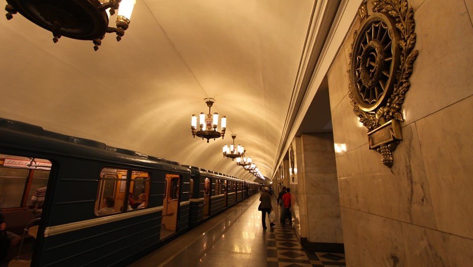 Станцию метро "Нарвская" в августе отправят на замену эскалаторов Из-за ремонтных работ на станции метро временно ограничат вход, однако полного закрытия "Нарвской" не планируется, рассказали в петербургском метрополитене. Работу эскалаторов будут временно приостанавливать: с 25 августа до 22 сентября 2025 года; с 23 сентября по 20 октября 2025 года; с 21 октября по 17 ноября 2025 года. На капитальный ремонт эскалаторов планируется потратить 44,6 млн рублей по 12 млн на два из них и ещё 20 млн — на третий , следует из документации закупки. архив "ДП"