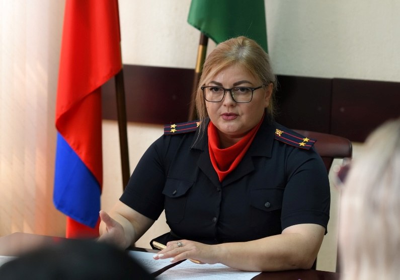 В управлении по вопросам миграции МВД по Адыгее состоялся брифинг с представителями республиканских средств массовой информации. Сегодня в управлении по вопросам миграции МВД по Республике Адыгея состоялся брифинг для представителей республиканских СМИ, посвященный вопросу урегулирования правового статуса иностранных граждан, незаконно находящихся на территории Российской Федерации. Обращаясь к журналистам, врио начальника управления по вопросам миграции подполковник полиции Елена Бакланова сообщила, что согласно Указу Президента Российской Федерации от 30.12.2024 № 1126 «О временных мерах по урегулированию правового положения отдельных категорий иностранных граждан и лиц без гражданства в Российской Федерации в связи с применением режима высылки», до 10 сентября текущего года могут урегулировать свой статус те иностранцы, которые, на сегодняшний день, находятся в России незаконно, подлежат включению в Реестр контролируемых лиц и, соответственно, высылке, но изъявившие желание и имеющие на это право узаконить свое положение путем подачи заявления о выдаче патента, разрешения на работу, разрешения на временное проживание или вида на жительство. Действие Указа распространяется на тех иностранных граждан, которые прошли процедуру обязательной дактилоскопической регистрации и фотографирования, медицинское освидетельствование на наличие или отсутствие факта употребления наркотических средств или психотропных веществ без назначения врача, представивших документ, подтверждающий владение русским языком, знание истории России и основ законодательства Российской Федерации, а также не имеющих задолженностей по обязательным платежам. По словам Елены Баклановой, на сегодняшний день в Республике Адыгея подали заявления, ходатайства и иные документы для урегулирования своего правового положения более 1 100 иностранных граждан. Представитель управления по вопросам миграции также напомнила, что работодатели несут ответственность за привлечение к трудовой деятельности иностранцев без разрешения на работу либо патента, если такие документы требуются в соответствии с законодательством, а также за нарушение установленного порядка оформления документов на право пребывания иностранных граждан. При выявлении незаконно находящихся иностранных граждан, осуществляющих трудовую деятельность, работодатели подлежат привлечению к административной ответственности. Максимальный штраф составляет: для должностных лиц - до 70 тысяч рублей, для юридических лиц и индивидуальных предпринимателей - до одного миллиона рублей за каждого иностранного работника. В ходе брифинга, Елена Бакланова подробно ответила на вопросы, интересующие представителей СМИ. Пресс-служба МВД по Республике Адыгея МВД по РА Подписаться Смотрите нас на Rutub